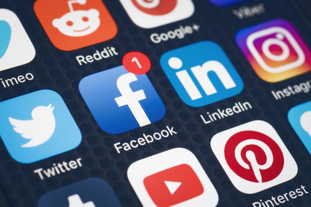 Social networks with a notification on the Facebook icon.